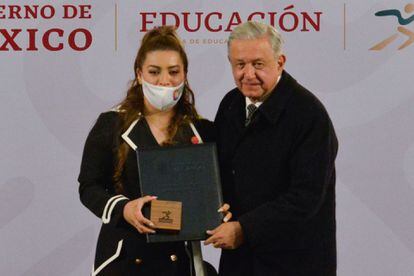 Andrés Manuel López Obrador, presidente de México, entrega el Nacional de Deportes 2021a Aremi Fuentes.