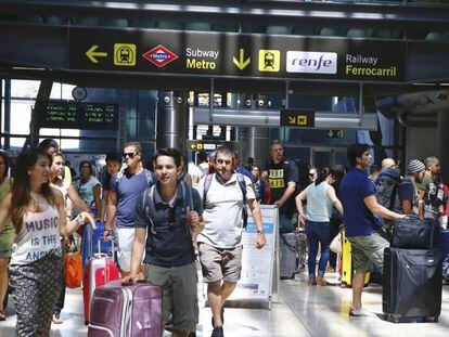 Viajeros en el área de las estaciones de Metro y Cercanías de la Terminal 4 de Barajas.