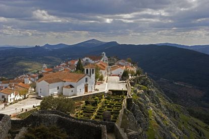 El Alentejo, al otro lado de la frontera entre España y Portugal, comienza a ser descubierto por los viajeros internacionales (aunque para los españoles no es tan desconocido). Solitaria y sosegada, es la región más grande de Portugal, con llanuras doradas y ondulantes colinas cubiertas de viñedos, un accidentado y poco visitado litoral, aldeas rurales encaladas y majestuosas ciudades medievales. Un escenario en el que los alentejanos, orgullosos y nostálgicos, se aferran a sus tradiciones, entre paisajes que hipnotizan por su sencillez y belleza, con grandes rutas de senderismo y espectaculares carreteras para los que disfrutan conduciendo entre montañas, desfiladeros y colinas pobladas de alcornoques, olivos y flores silvestres. Es el momento de descubrir el Alentejo.