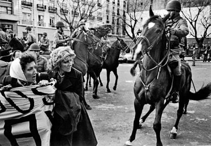 La policía a caballo carga contra las Madres de Plaza de Mayo durante una manifestación multitudinaria en 1982.