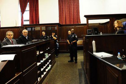Dominique Strauss-Kahn (segundo por la izquierda) y su abogado, ayer en el banquillo del tribunal, en Nueva York.