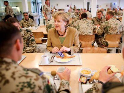 Merkel, el pasado viernes visitando a los soldados alemanes en Afganist&aacute;n