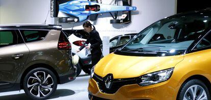Una trabajadora un autom&oacute;vil de Renault expuesto en el Sal&oacute;n del Motor Europeo en Bruselas.