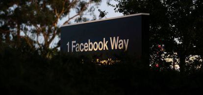 Una señal de dirección de Facebook en Menlo Park, sede de la empresa en California (Estados Unidos).