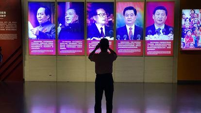 Un visitante fotografía en un museo de Pekín los retratos de Xi Jinping y sus predecesores al frente de China, el 27 de septiembre.
