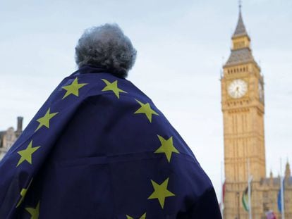 Un manifestante porta una bandera de la UE ante el Parlamento brit&aacute;nico.