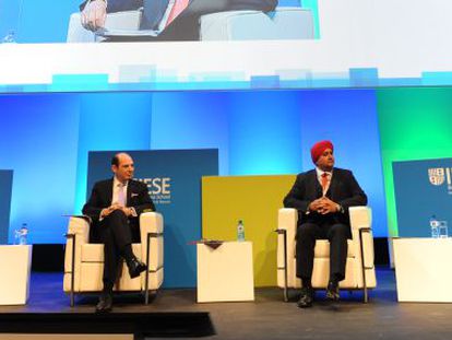 Desde la izquierda, Siegfried Russwurm, ejecutivo de Siemens; Bruno di Leo, vicepresidente sénior de IBM; Surinderpeep Singh, director general de Shell Marine, y Marc Sachon, profesor del IESE.