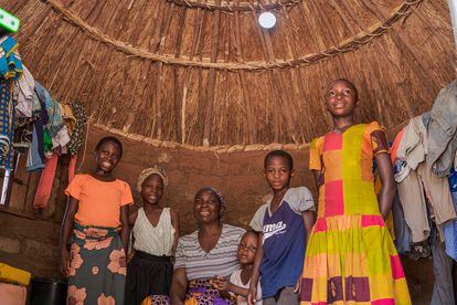 Una familia de la zona rural del norte de Nigeria con una lámpara solar en su hogar.
