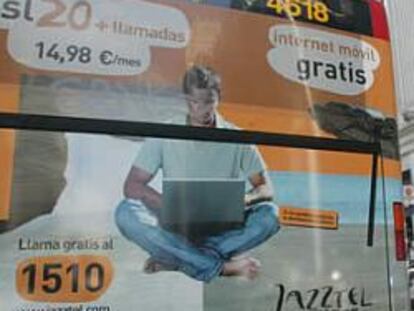 Anuncio de Jazztel en un autobús público en Madrid.