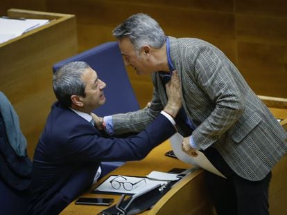 Vicente Barrera, sentado, da un golpe en el pecho al diputado socialista José Chulvi.