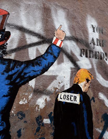 Pintada del artista Harry Greb aparecida este jueves en el barrio Trastevere de Roma, con Donald Trump despedido tras el asalto de sus partidarios al Capitolio en Washington.
