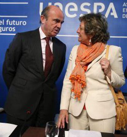 El ministro de Econom&iacute;a y Competitividad, Luis de Guindos, junto a la presidenta de Unespa, Pilar Gonz&aacute;lez de Frutos. 