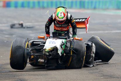 Sergio Pérez, de Force India, saliendo de su monoplaza tras destrozarlo en una accidente en el Gran Premio de Hungría, en el circuito de Hungaroring.
