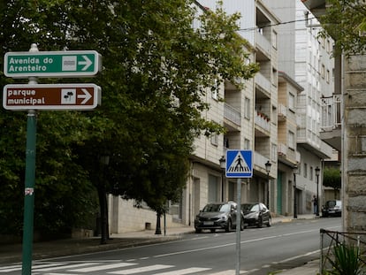 Calle de O Carballiño en la que se precipitó una niña desde un segundo, supuestamente tras recibir un golpe en la cabeza por parte de un niño.