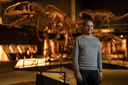 Steve Brusatte, paleontólogo, en la exposición 'Dinosaurios de la Patagonia'. 