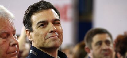 El expresidente del Gobierno, Felipe González, y el líder socialista, Pedro Sánchez.