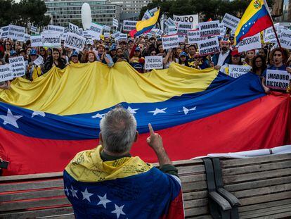 Personas protestando durante una manifestación contra el presidente venezolano Nicolás Maduro, el 1 de mayo de 2019.