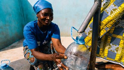 Mujeres extraen agua de una fuente segura en Chiépo, Costa de Marfil.