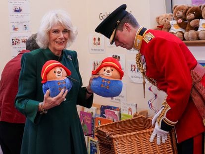 Camila dona los mil osos Paddington con los que los británicos homenajearon a la reina Isabel II, el 24 de noviembre de 2022, en Londres.