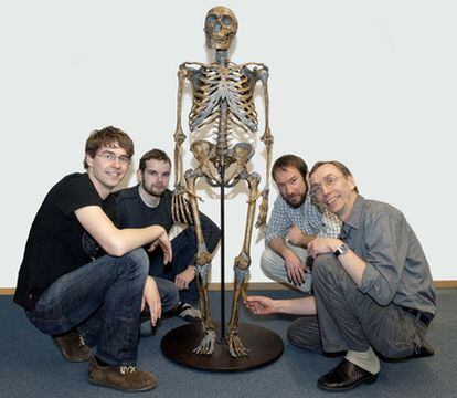 Los científicos del genoma del neandertal ante un fósil de la especie.