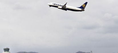 Un avión de Ryanair despega desde el aeropuerto de Barcelona.
