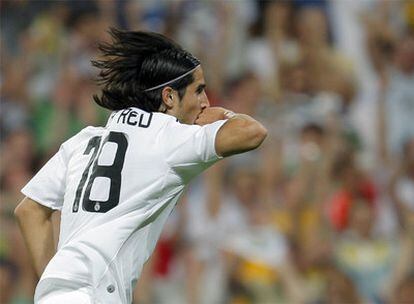 De la Red celebra un gol durante la vuelta de la Supercopa de España contra el Valencia en el Bernabéu.