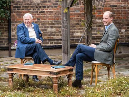 El príncipe Guillermo y sir David Attenborough en Londres, en una foto distribuida por el palacio de Kensington a primeros de octubre de 2020.