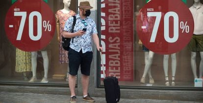 Un turista en una calle comercial de Málaga, en junio.