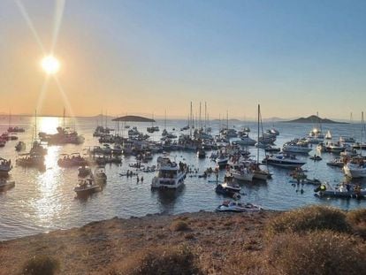 Foto de la concentración de embarcaciones de recreo en el entorno natural de la Isla del Ciervo, en el Mar Menor.