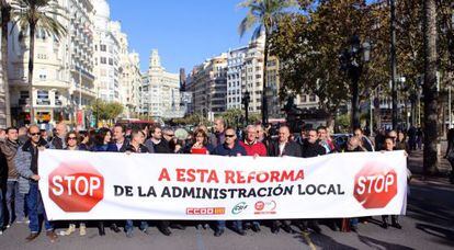 Dirigentes sindicales con los portavoces municipales de la oposici&oacute;n en Valencia Joan Calabuig, Joan Rib&oacute; y Amadeu Sanchis. 