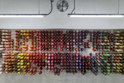 Bobinas con hilos de colores para coser las 3.000 telas que Andreu World tiene en catálogo.