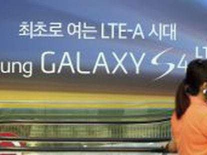 Un anuncio del &uacute;ltimo m&oacute;vil fabricado por Samsung Electronics Co., el Galaxy S4 en Se&uacute;l.
