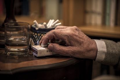 Detalle del paquete de tabaco y del cenicero del escritor italiano Andrea Camilleri, durante una entrevista en su casa de Roma, el 13 de octubre de 2017. El escritor fue un gran fumador