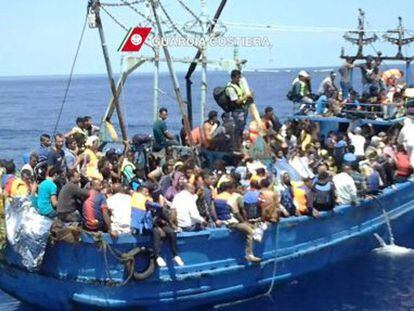 Barco rescatado ayer por la marina italiana.