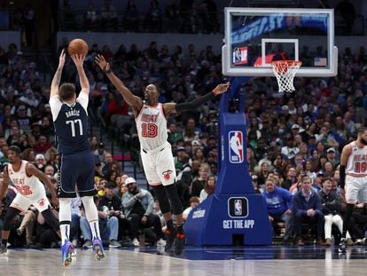 Luka Doncic lanza un triple con los Dallas Mavericks ante Miami Heat.