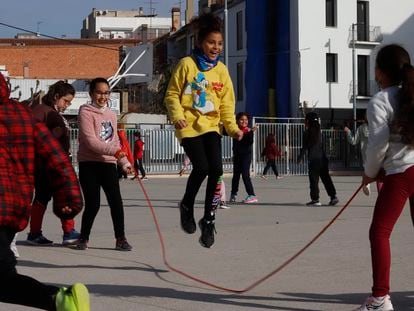 Alumnos, en el segundo día sin mascarilla en el recreo, del colegio El Vallés de Terrassa (Barcelona), el viernes.