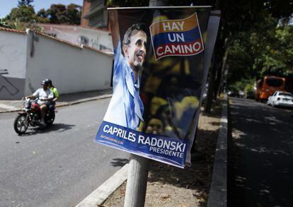 Un afiche de campa&ntilde;a de Henrique Capriles, en Caracas.