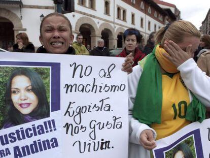 Compatriotas de la brasileña Andina Pereira de Brito, muerta a manos de su expareja en Mungia, durante la concentración silenciosa en repulsa del crimen.