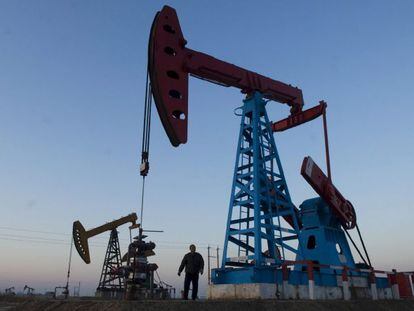 Un trabajador se encuentra bajo un pozo de petr&oacute;leo. 