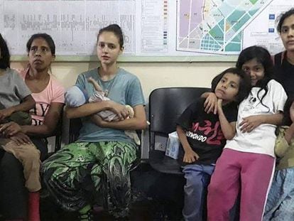 Patricia Aguilar, tercera por la izquierda, en una comisaría peruana junto a las otras dos mujeres y sus hijos rescatados en San Martín de Pangoa.