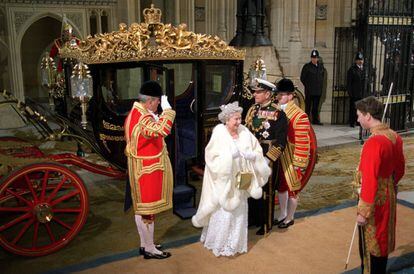 Si algo demostró Isabel II a lo largo de sus siete décadas de reina es su capacidad de resistencia y de superar dificultades. Con el paso de los años, y la llegada de nuevos miembros a la familia real que dieron un aire fresco a la institución, la imagen de la monarquía fue mejorando entre los británicos.