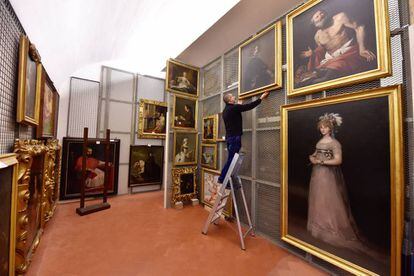 Un técnico manipula uno de los dos autorretratos de Velázquez.