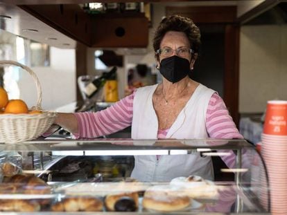 Teresa, propietària del bar Parera, a la barra.