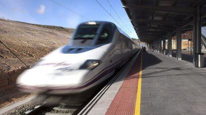 Un tren de alta velocidad (AVE) a su paso por la estaci&oacute;n de Cuenca.