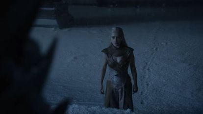 Al final de la segunda temporada, Daenerys tiene una visión en Qarth en la que entra en el salón del Trono de Hierro. Está destrozado, no hay nadie, falta el techo y cae nieve.¿O es ceniza?. No llega a tocar el trono porque cuando extiende la mano, escucha el grito de sus dragones (que están presos en la vida real).