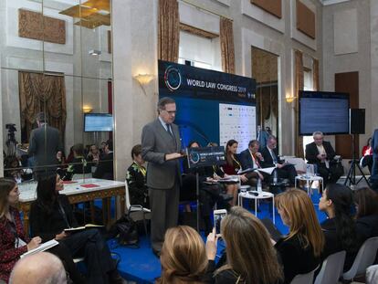 Mesa de debate Derecho de defensa: la abogac&iacute;a ante los nuevos equilibrios locales y globales, en la que interven&iacute;a Jos&eacute; Mar&iacute;a Alonso, decano del ICAM. 