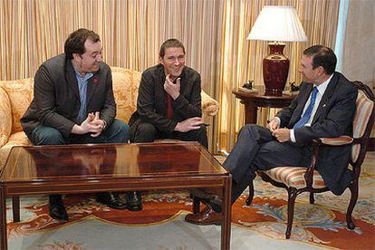 Juan José Ibarretxe, con Arnaldo Otegi y Pernando Barrena, hoy en Vitoria.