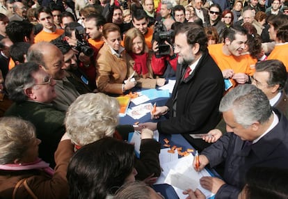 Rajoy y Javier Arenas en la recogida de firmas contra el Estatuo en 2006.