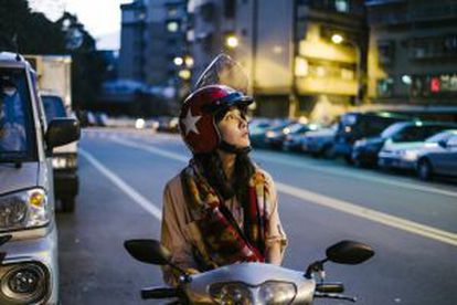 Una motorista en las calles de Taipei, capital de Taiwán.