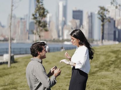 Paulina Peña, hija de Enrique Peña Nieto, y su ahora esposo, Fernando Tena, en septiembre de 2021 cuando le pidió matrimonio junto al río Hudson, en Nueva York.